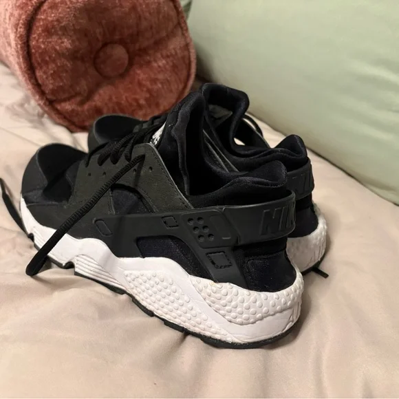 Women’s Nike - Picture 2 of 4